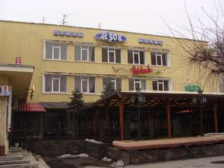 Отель Hotel Azov Бердянск-0